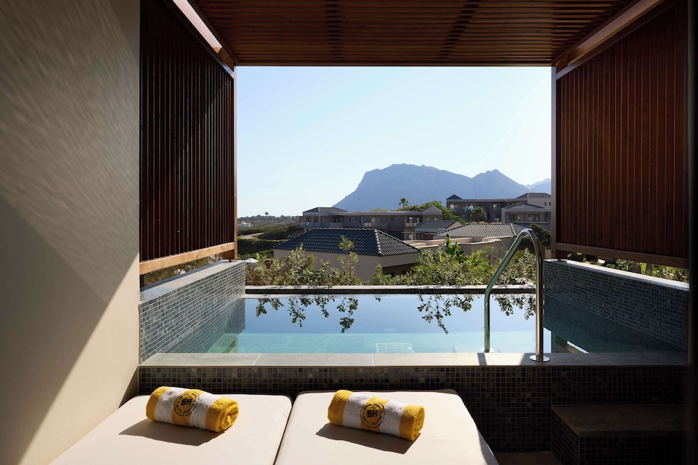 Junior Suite, 1 King Bed (Swim up Pool)