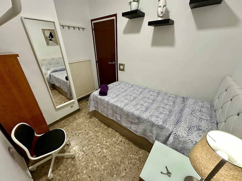 Single Room, Shared Bathroom photo 2