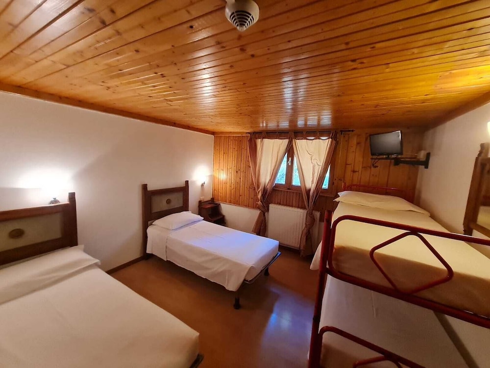 Basic Quadruple Room photo 3