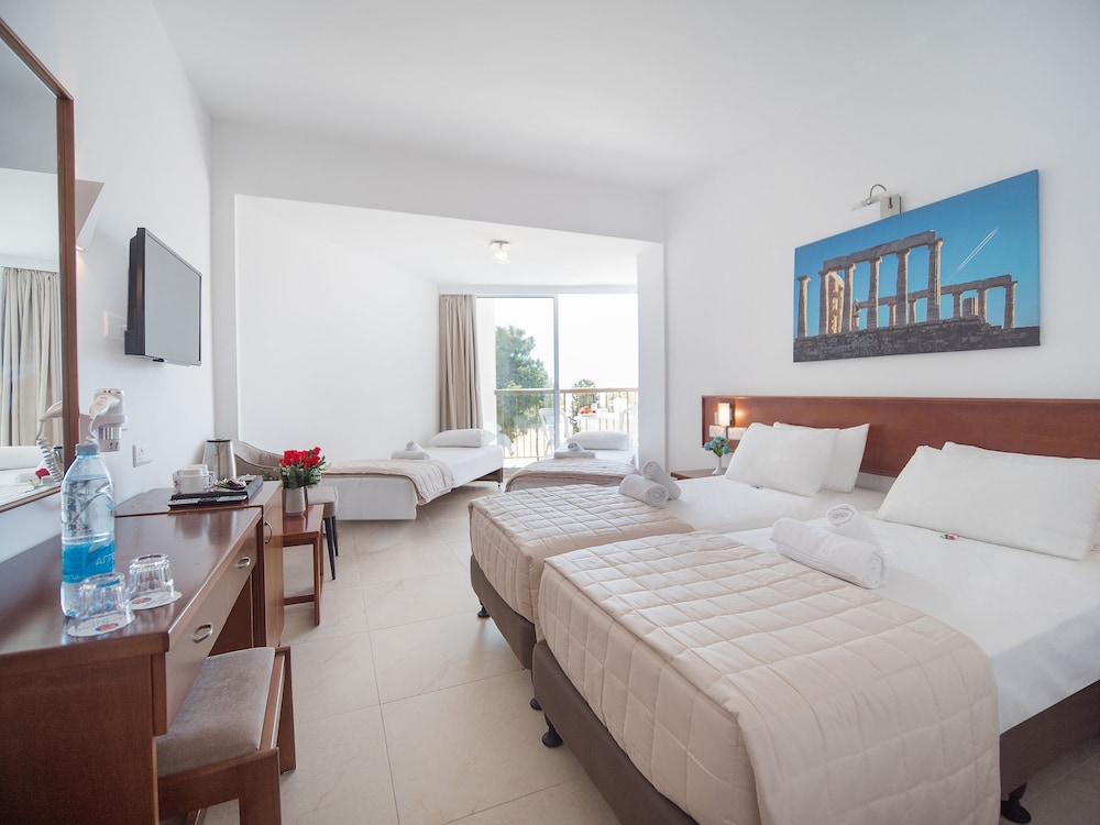 Standard Double or Twin Room, 1 Double or 2 Twin Beds, Balcony, Partial Sea View - Photo 6
