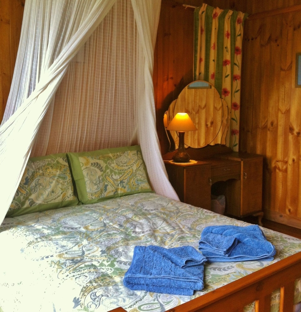 Standard Room, Non Smoking, Shared Bathroom (Henrys Hut) photo 1