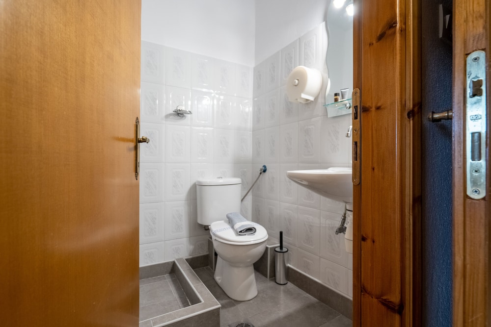 Economy Double Room - Photo 18