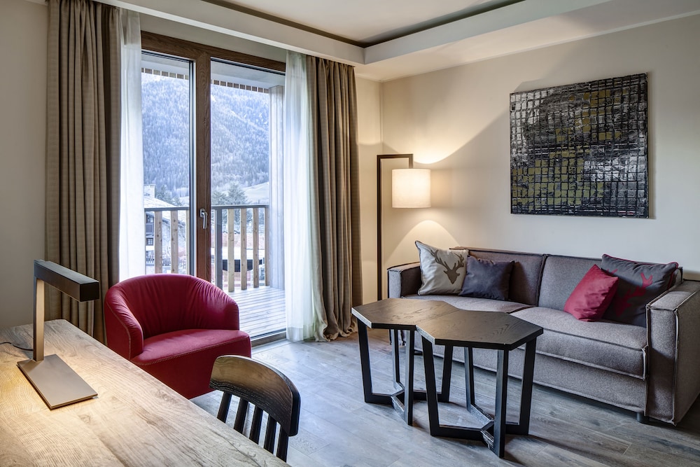 Deluxe Double or Twin Room thumbnail 6