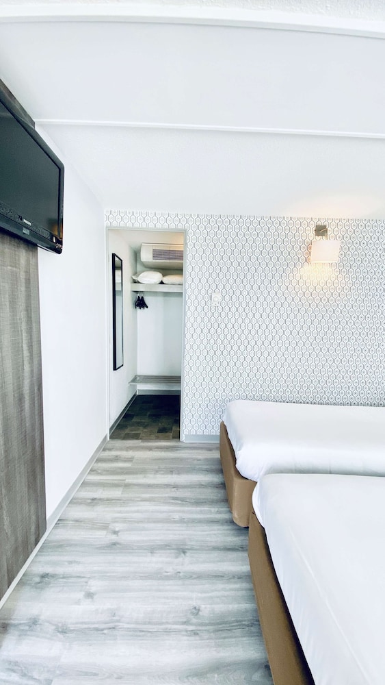 Standard Room, 2 Twin Beds - Photo 11