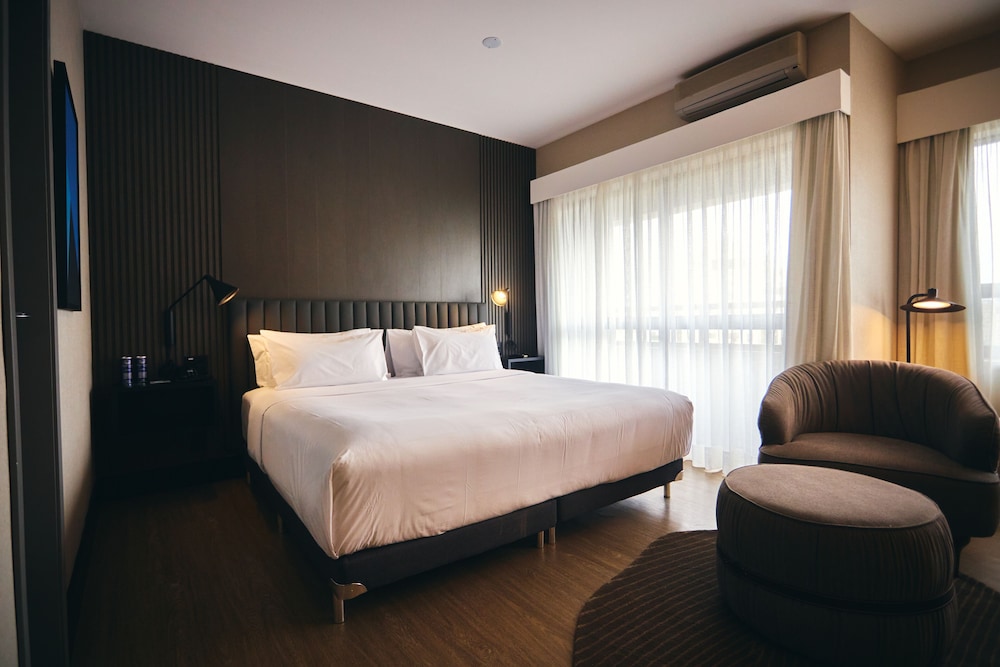 Business Room, 1 King Bed - Photo 1