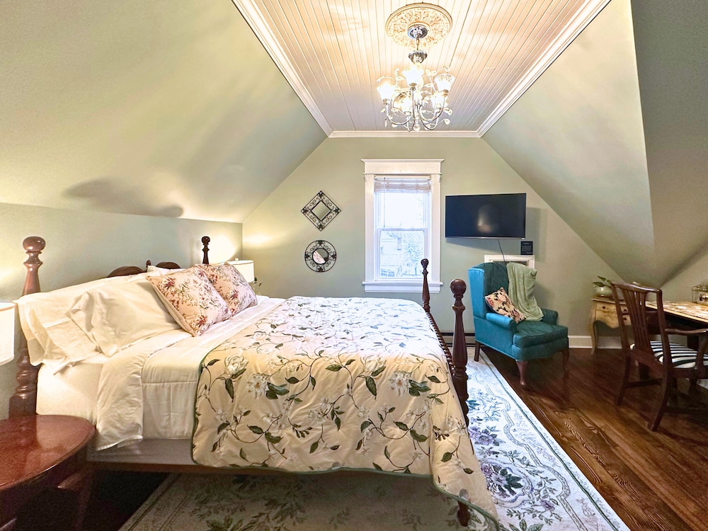 Signature Room, 1 Queen Bed, Private Bathroom