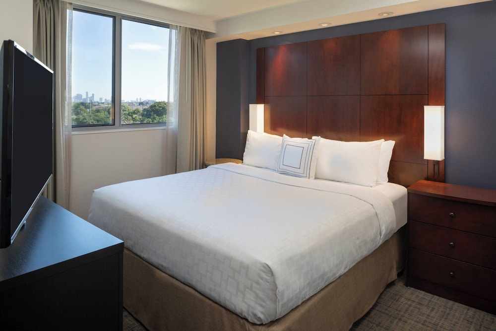 Suite, 1 Bedroom - Photo 2