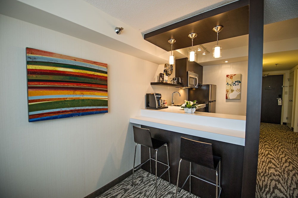 Deluxe One Bedroom Suite, Full Kitchen - Photo 5