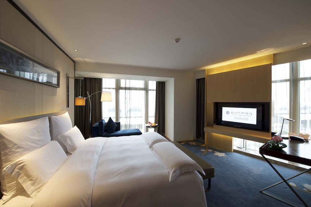 Executive Room, 1 King Bed, Club Lounge Access - Photo 3