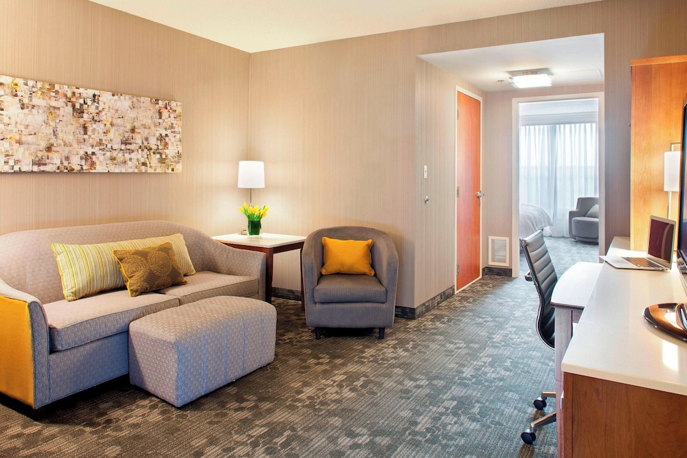 Suite, 1 Bedroom - Photo 2