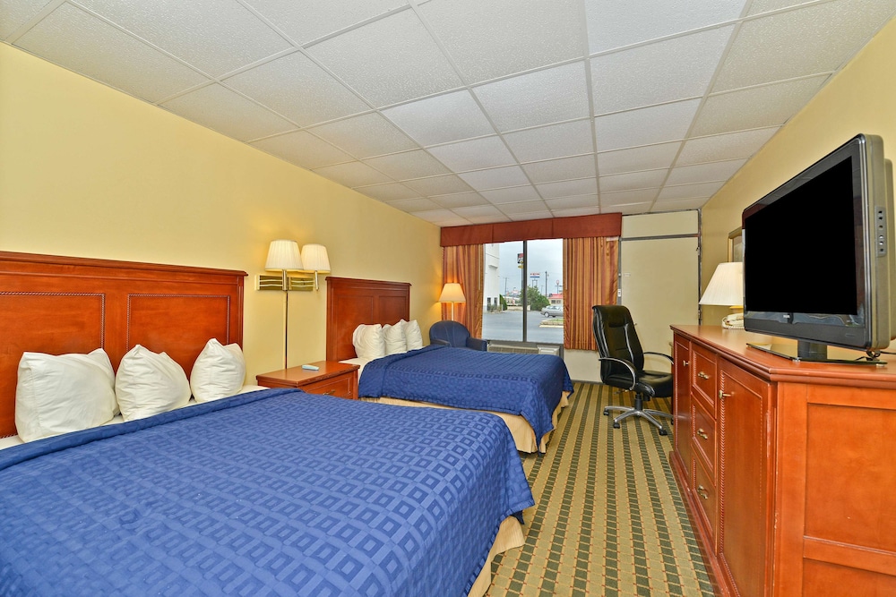 Room, 2 Queen Beds, Smoking - Photo 1