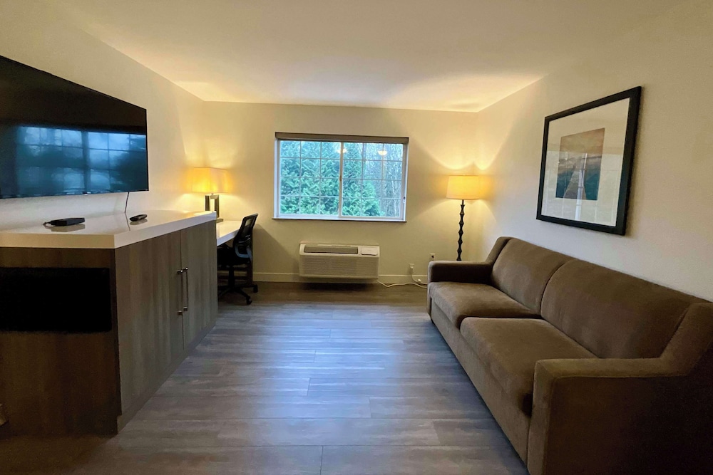 Deluxe Suite, Multiple Beds, Non Smoking - Photo 1