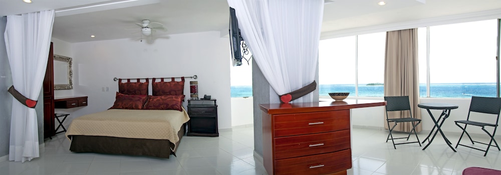 Superior Room, 2 Double Beds, Partial Sea View photo 1
