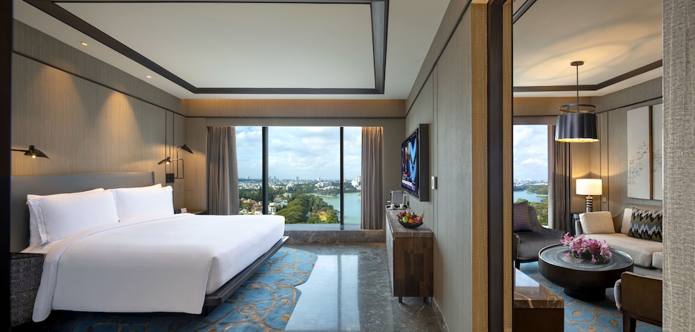 Suite, 1 King Bed, Non Smoking  - with Executive Lounge Access photo 3