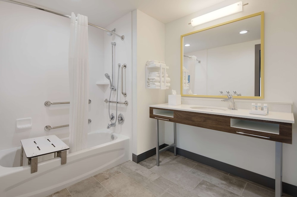 Room, 2 Queen Beds, Accessible, Bathtub - Photo 2
