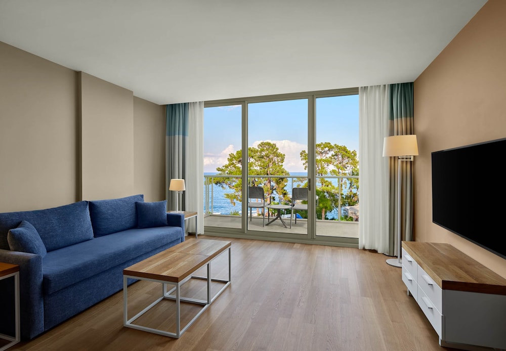 Deluxe Suite, Jetted Tub, Sea View