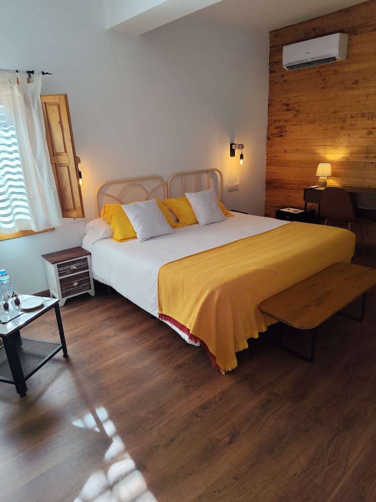Double Room, 1 King Bed, Garden View photo 3