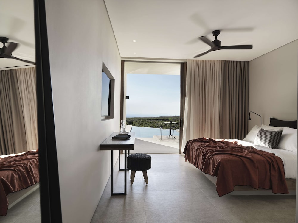 Room, 1 King Bed, Sea View - Photo 6