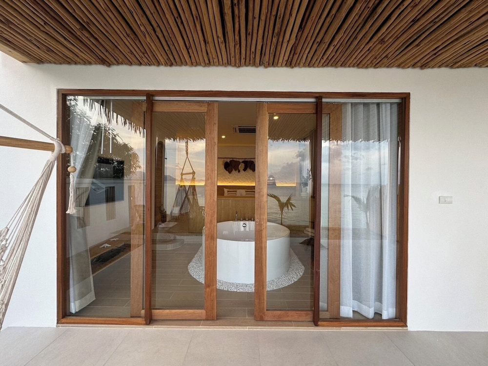 Grand Private Beachfront Villa - Photo 7