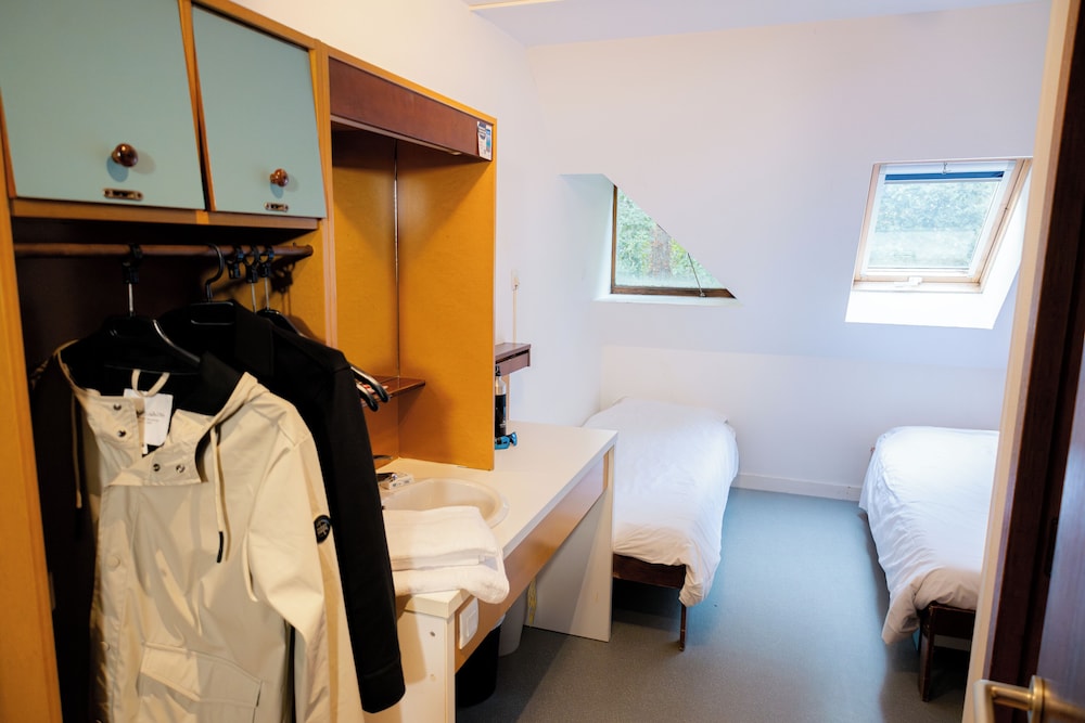 Twin Room with Ensuite Shower - Shared Toilets - Photo 1