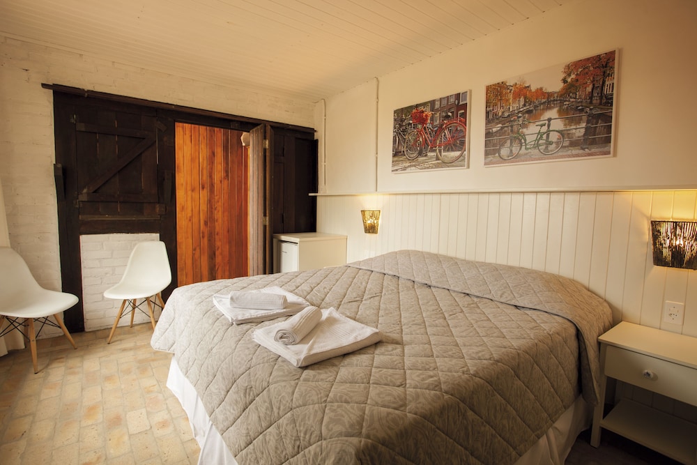 Standard Room, 1 Queen Bed photo 2
