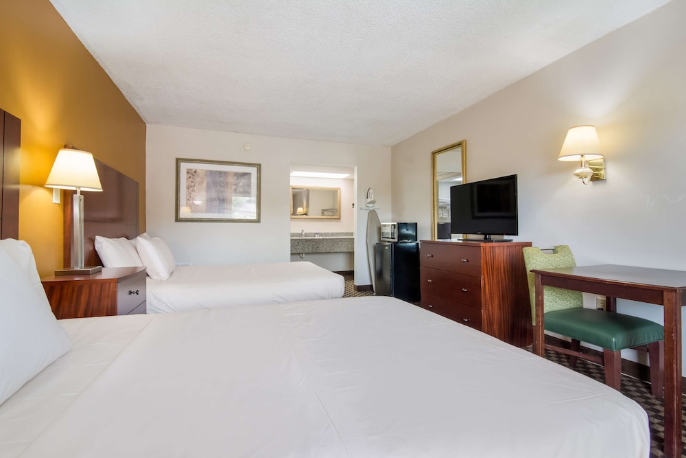 Room, 2 Queen Beds, Non Smoking - Photo 4