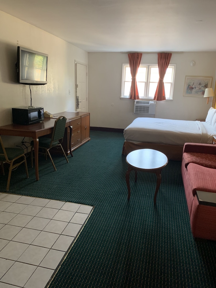 Room, 1 King Bed, Smoking - Photo 3