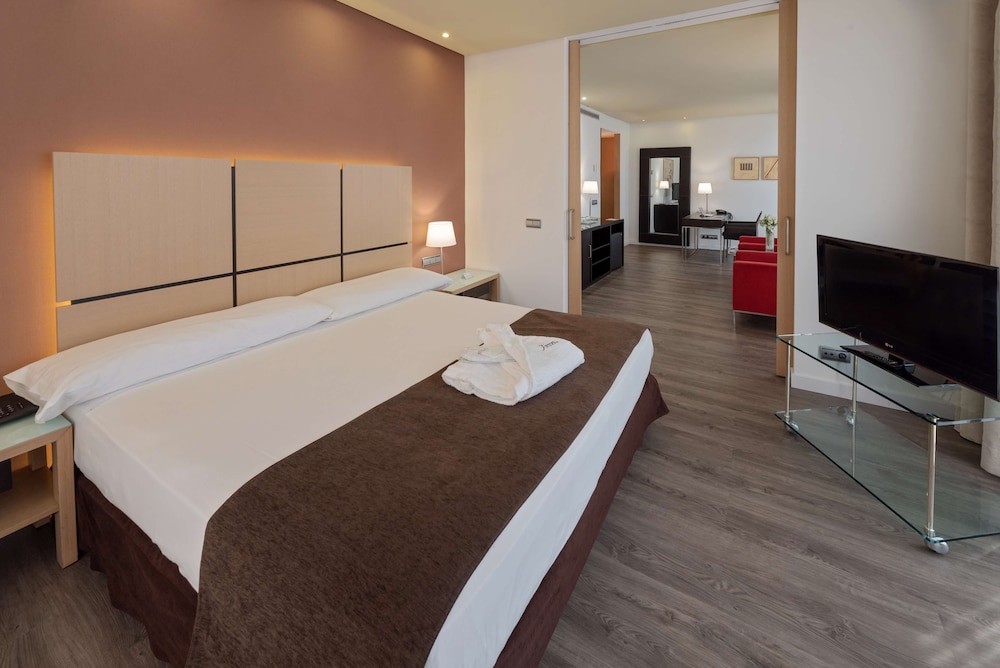 Junior Double Room Single Use thumbnail 6