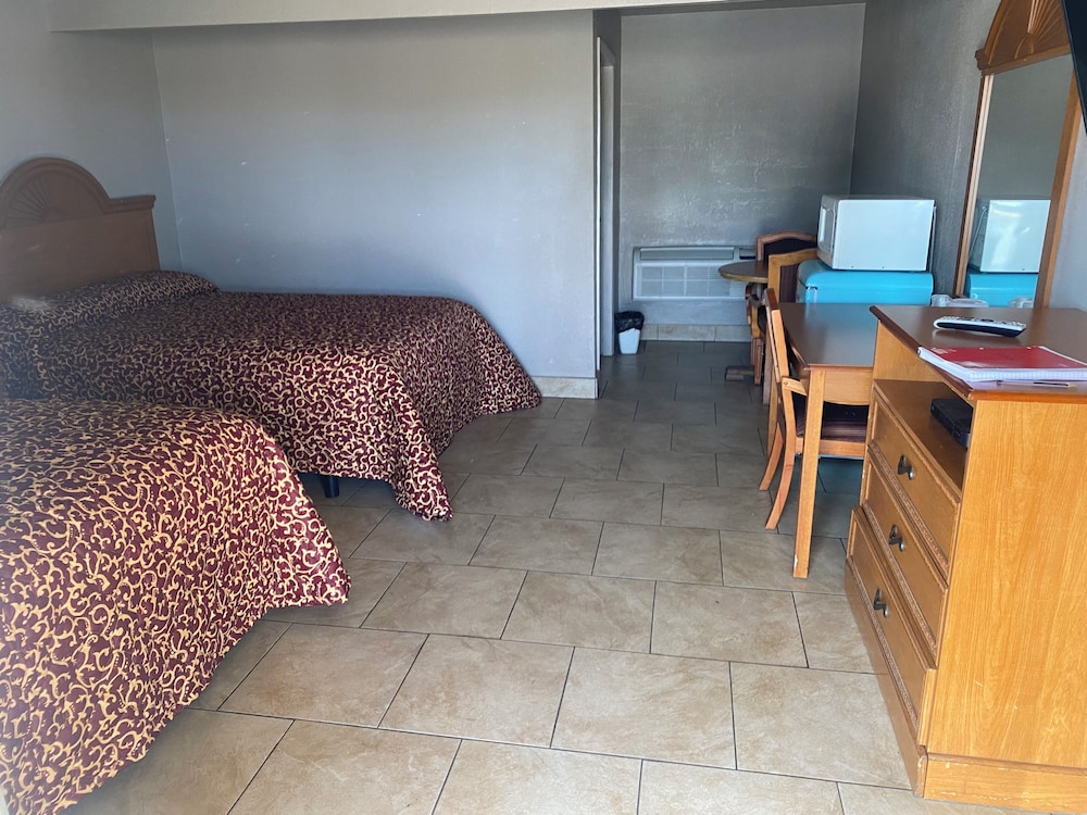 2 Queen Beds photo 2