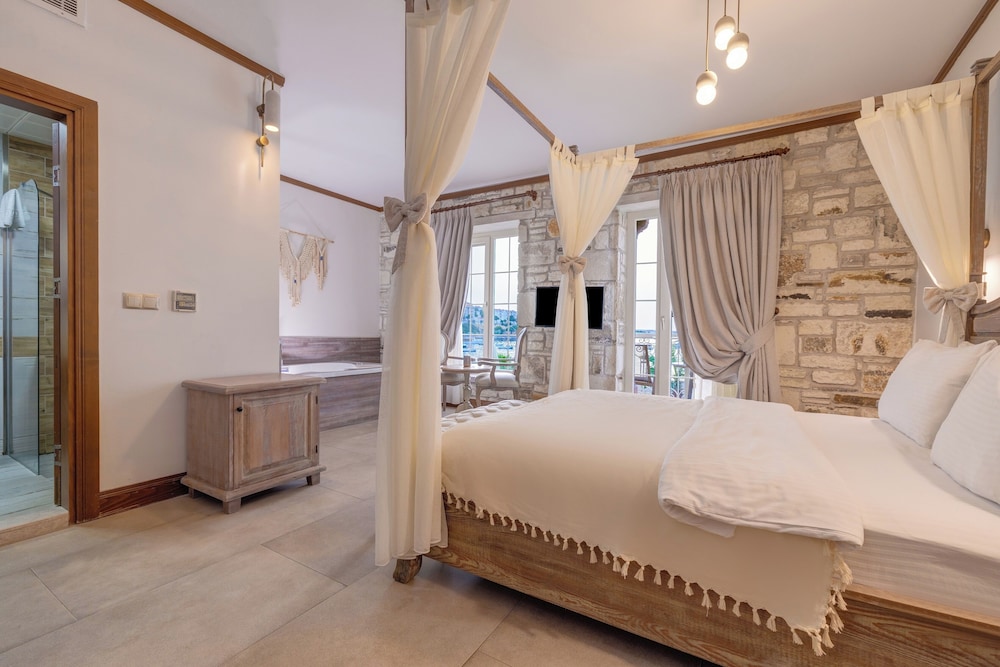 Suite, Jetted Tub, Sea View