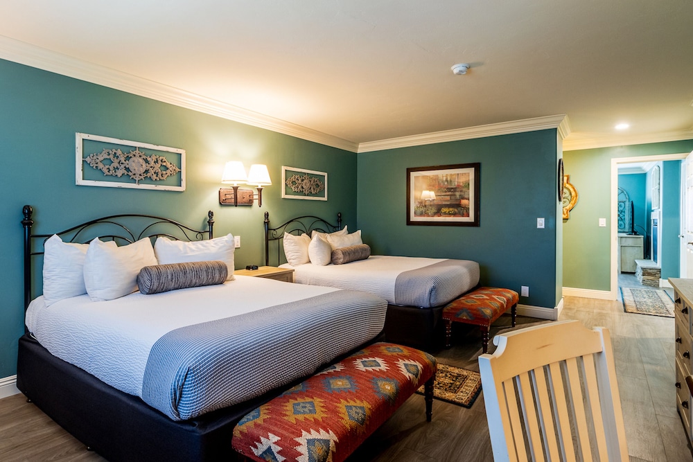 Two Queen Bed Suite - Photo 3