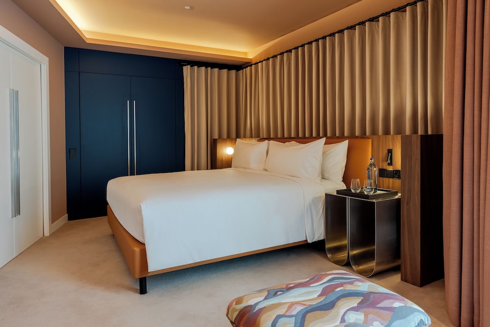 Junior Suite, 1 King Bed - Photo 1