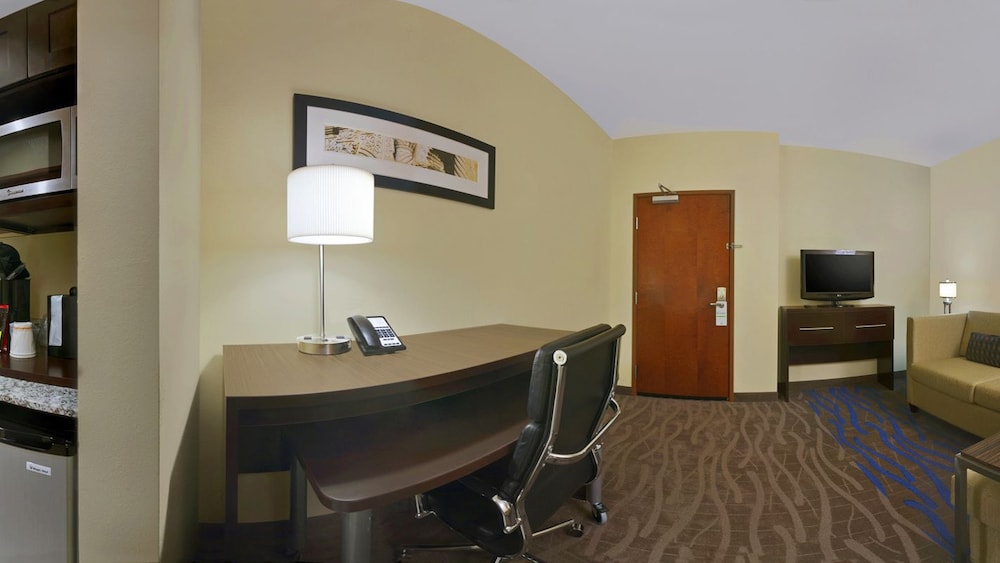 Suite, 1 Bedroom, Accessible - Photo 2