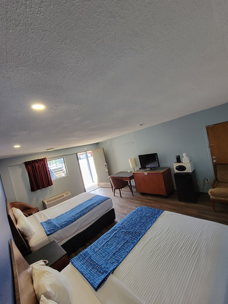 Room, 2 Queen Beds, Non Smoking - Photo 8