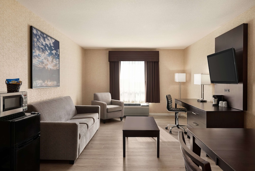 Suite, 1 King Bed, Non Smoking photo 1