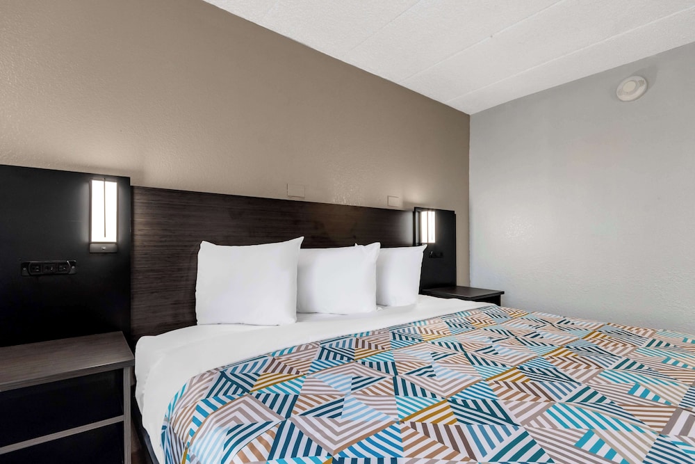 Standard Room, 1 Queen Bed, Non Smoking photo 3