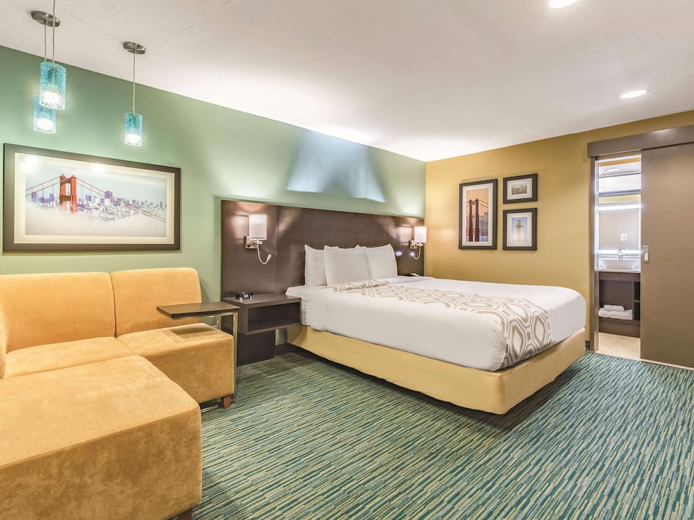 Deluxe Room, 1 King Bed, Non Smoking - Photo 3