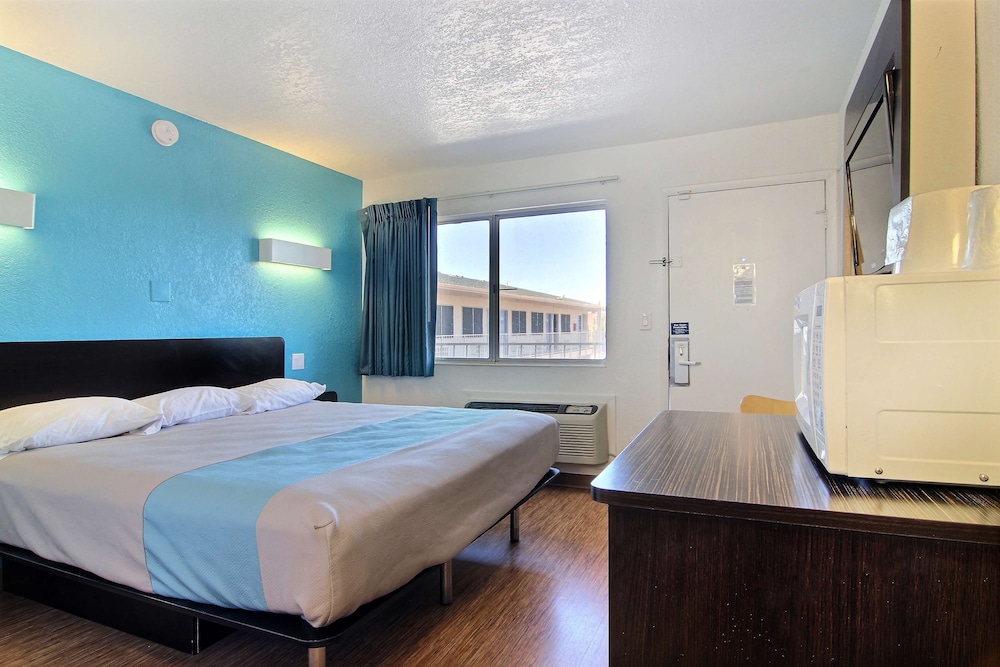 Deluxe Room, 1 King Bed, Smoking, Refrigerator & Microwave - Photo 7