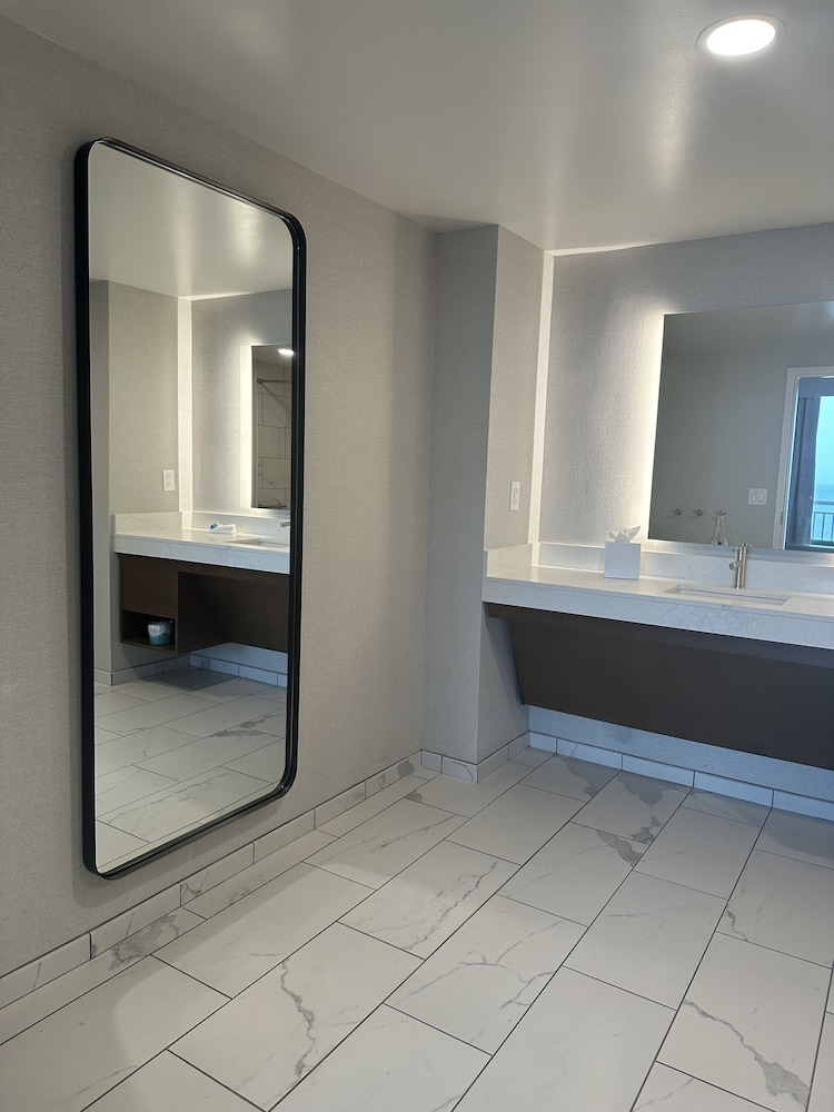 Oceanfront, 1 King Bed Suite, 1 Sofa Bed, Accessible, Bathtub, 9th Floor - Photo 15