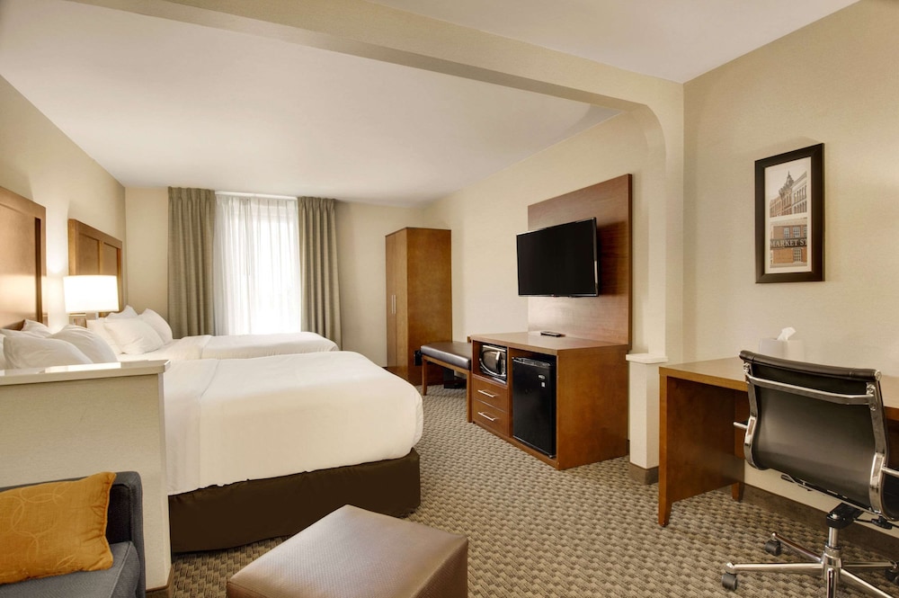 Suite, 2 Queen Beds, Non Smoking photo 2