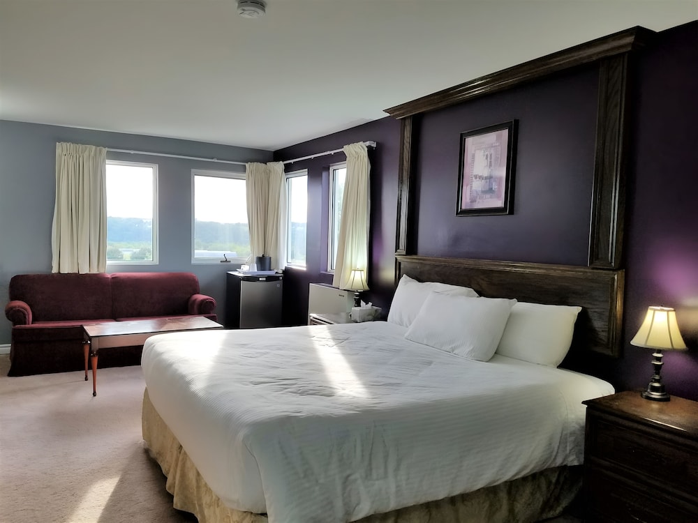 Honeymoon Studio Suite, Hot Tub, Mountain View