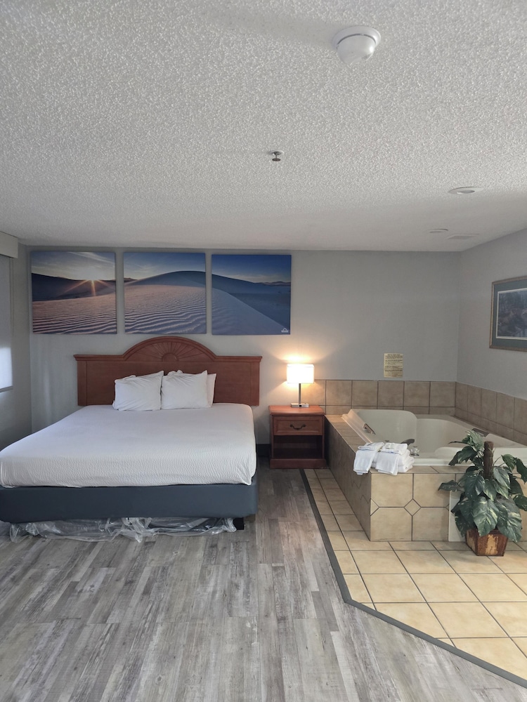 Standard Studio Suite, 1 King Bed, Jetted Tub photo 3