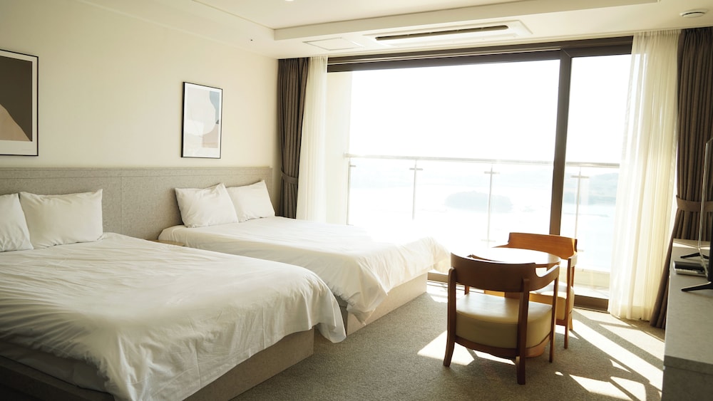 Premium Twin Room, Non Smoking, Ocean View photo 1