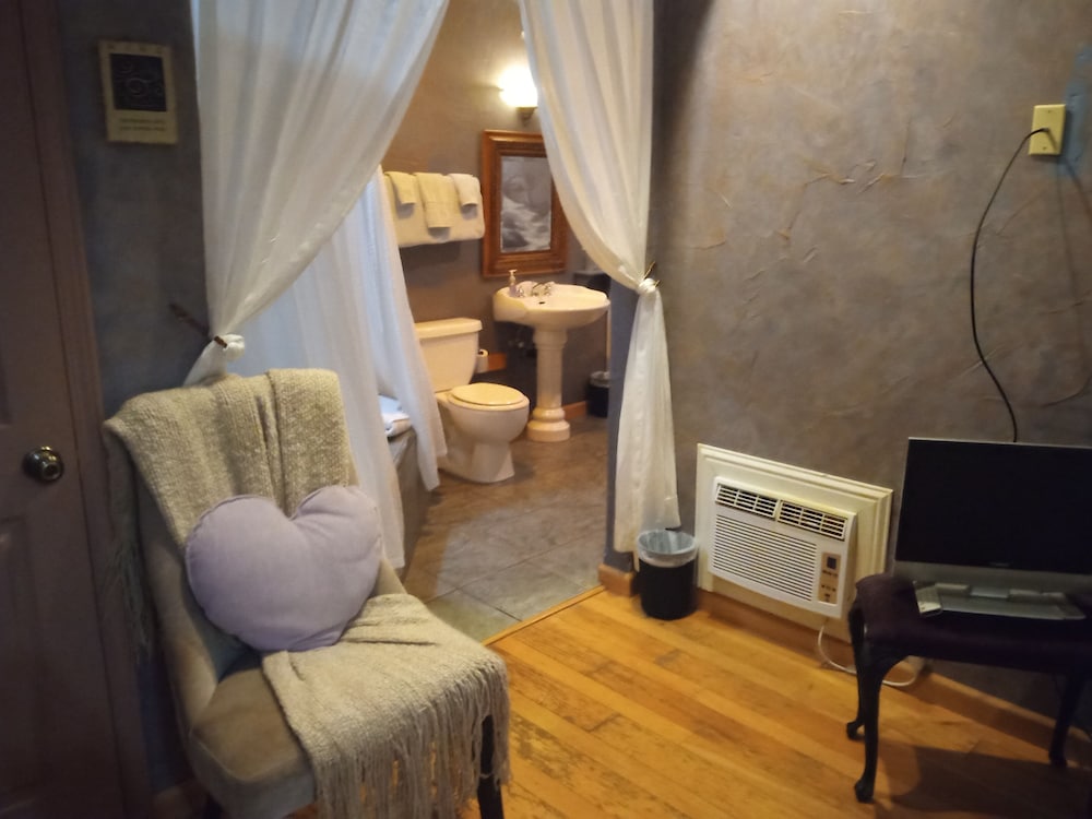 Deluxe Room, 1 Queen Bed, Jetted Tub, Ground Floor photo 2