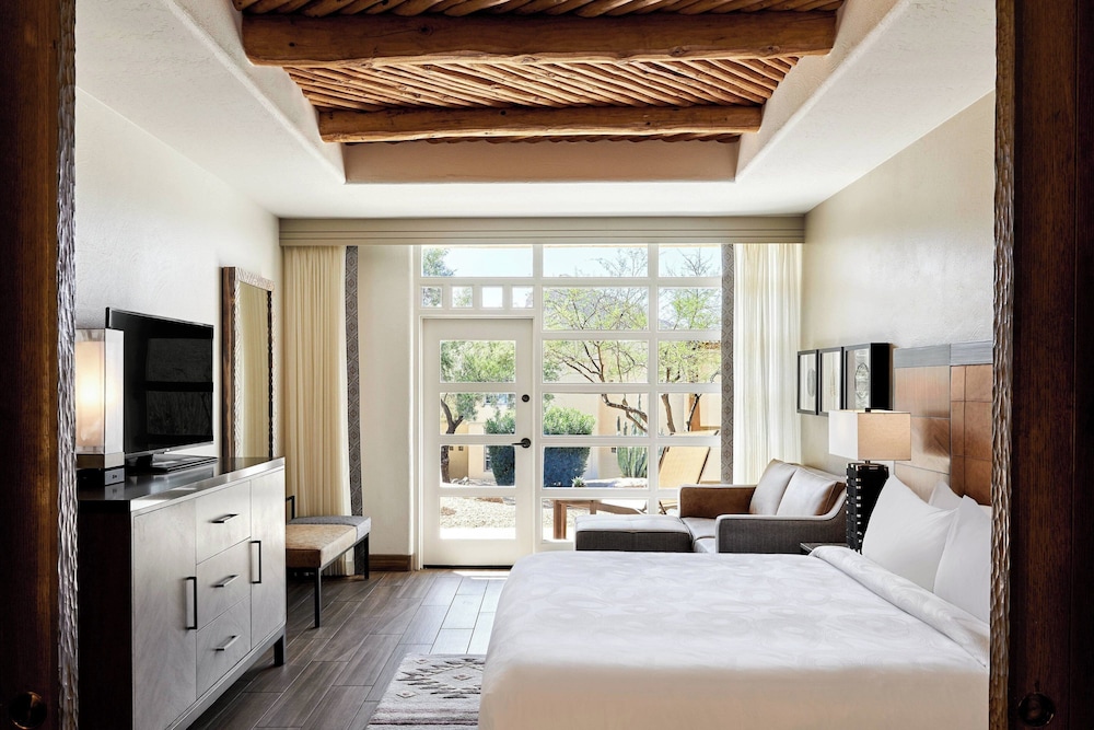 Suite, 1 Bedroom - Photo 2