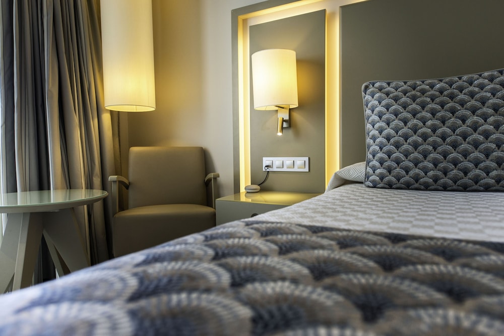 Standard Double Room, Balcony, Pool View (2 adults and 1 child) thumbnail 5