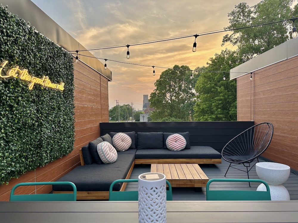 Luxury Townhome (4 Bedrooms)