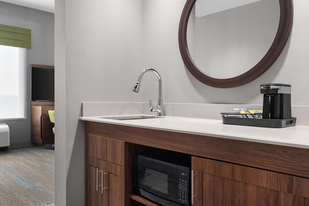 Studio, 1 King Bed, Refrigerator & Microwave (Wet bar) photo 3