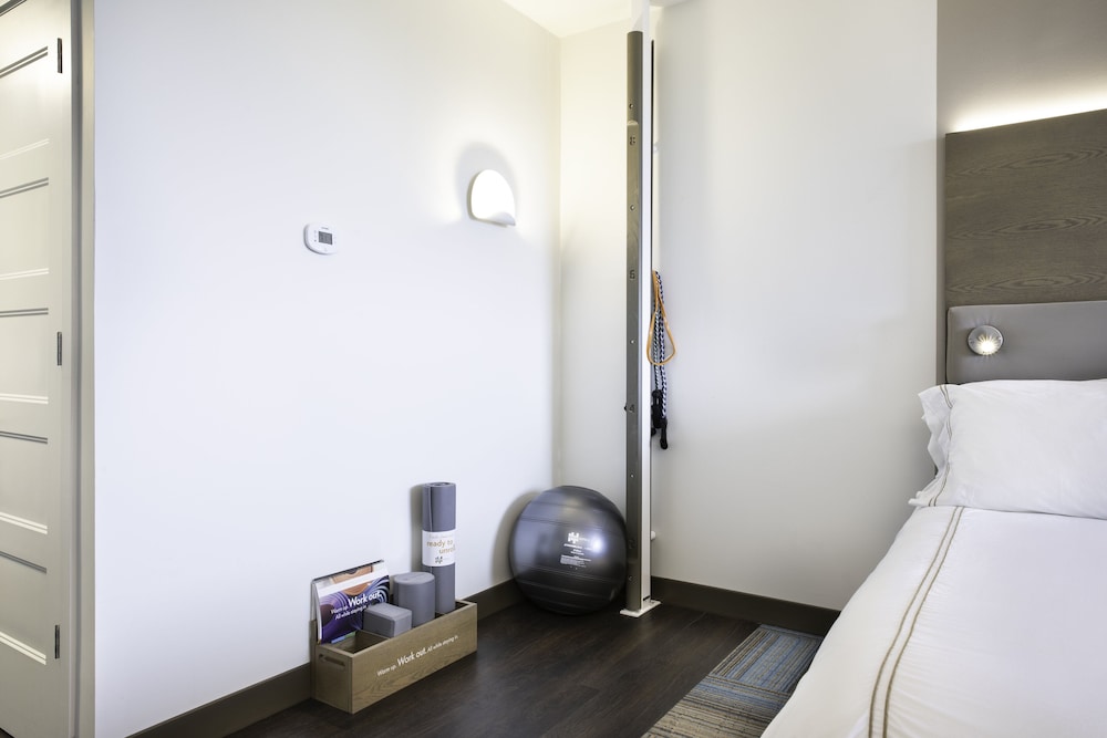 Standard Room, 1 King Bed, Lake View - Photo 8