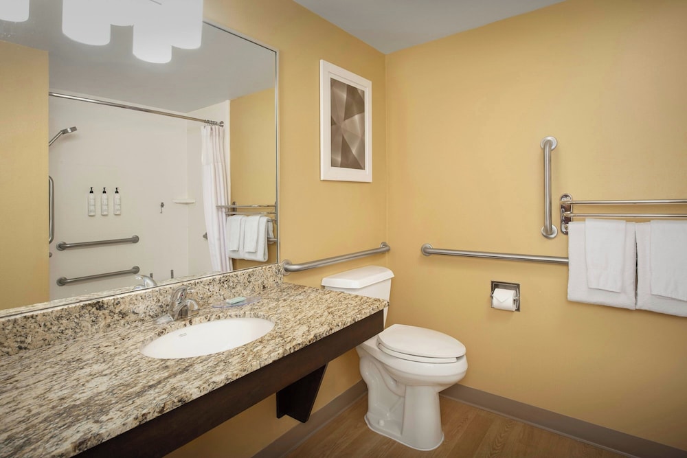 Studio, 1 Queen Bed with Sofa bed (Mobility Accessible, Tub) - Photo 5